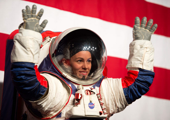 미국항공우주국(NASA)가 공개한 새 우주복을 입은 여성 (사진=AFP·연합뉴스)