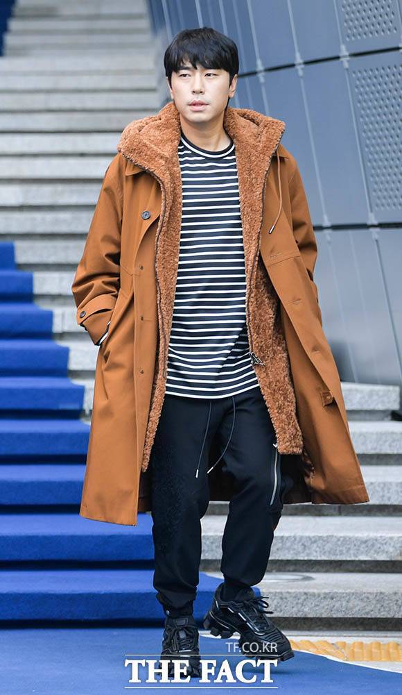 배우 이시언이 17일 오후 서울 중구 을지로 동대문디자인플라자에서 열린 '2020 S/S 서울패션위크'의 송지오 옴므(SONGZIO HOMME)쇼에 참석해 포즈를 취하고 있다. /김세정 기자