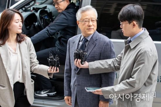 KT 부정채용 관여 의혹을 받고 있는 이석채 전 KT 회장이 30일 서울 양천구 남부지방법원에서 열린 구속영장실질심사를 받기 위해 법정으로 들어서고 있다./강진형 기자aymsdream@