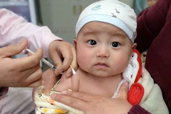 지난 4월 중국 허베이성 한단시의 한 병원에서 중국 아기가 예방주사를 맞고 있다.(사진은 기사 내용과 관계 없음.)[신화=연합뉴스]