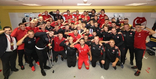 지난 11일 터키 축구 국가대표팀이 이스탄불에서 열린 알바니아와의 유로 2020 예선 경기에서 승리한 뒤 단체로 거수경례를 하고 있다. ｜터키축구연맹 트위터