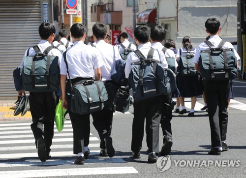 일본 도쿄도에서 교복을 입은 중학생들이 길을 건너고 있다. [연합뉴스 자료사진]