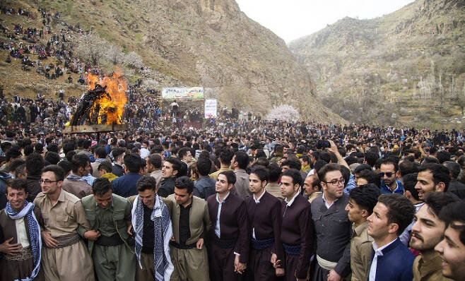 조로아스터교에서 유래한 명절 ‘노루즈’를 기념하는 이란의 쿠르드족들. 사진 위키피디아