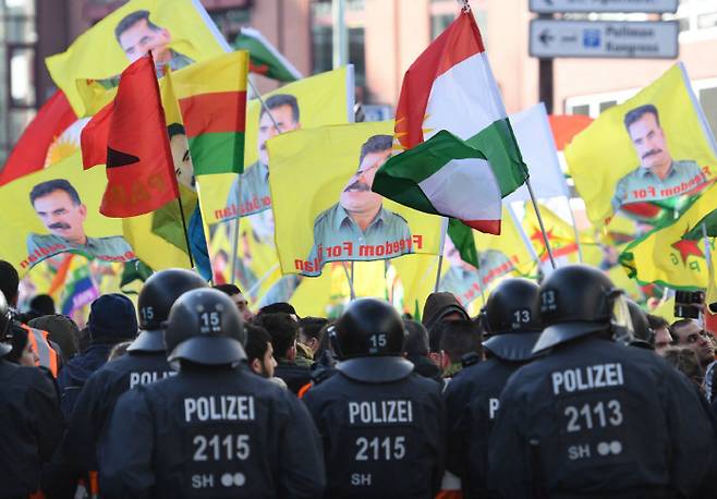 지난해 1월 독일의 쿠르드계 이주민들이 쾰른 시내에서 경찰과 대치하며 터키의 시리아 쿠르드족을 공격에 항의하는 시위를 하고 있다. 쾰른 | DPA연합뉴스