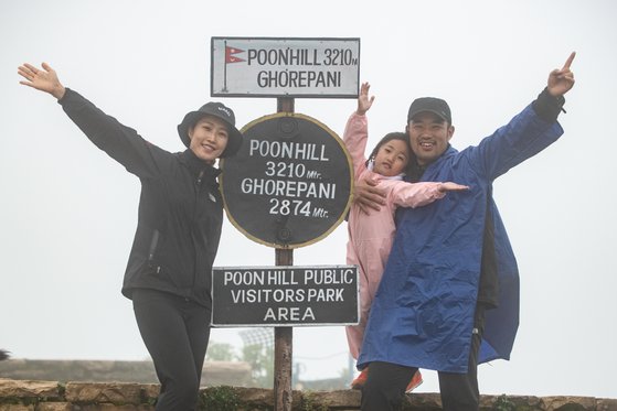 세계여행의 출발점. 푼힐전망대(3,210m)에 올랐다. 엄마는 여름 휴가를 내고 네팔여행에 동참했다. [사진 이재용]