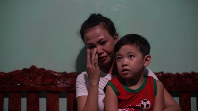 아빠의 나라에 갈 수 있을까 ‘코피노’ 진민(4)과 어머니 제닐린(39)이 지난 8월7일 마닐라 북부 빈민촌 나보타스의 자택에서 인터뷰하고 있다. 이들은 현재 친부를 상대로 한국 법원에서 인지 소송을 진행 중이다.  리듬오브호프 제공