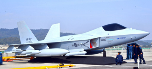 14일 경기 성남 서울공항에서 열린 서울 국제 항공우주 및 방위산업 전시회(서울 ADEX) 프레스 데이 행사에서 한국형 전투기(KF-X)의 실물모형이 공개되고 있다. 성남=이재문기자