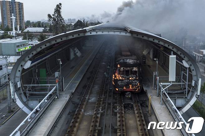불에 탄 칠레 산티아고 지하철 역사 내부. © AFP=뉴스1