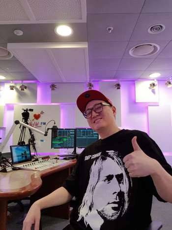 DJ 래피가 <래피의 드라이브 뮤직>(에스비에스) 방송 스튜디오에서 사진을 찍고 있다.