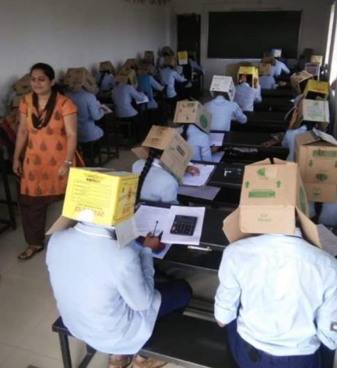 인도 대학교서 '종이상자' 머리에 쓰고 시험…커닝 방지 [@ANI]