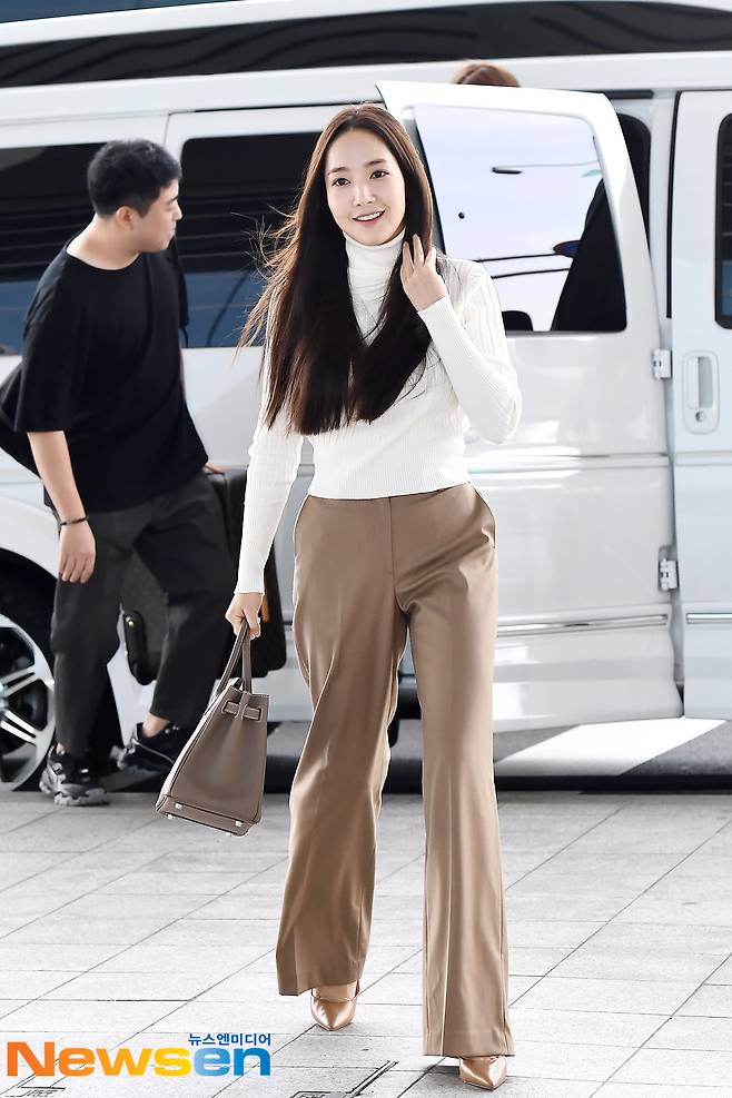 배우 박민영이 출국장으로 향하고 있다.