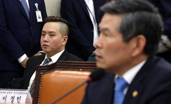 정경두 국방부 장관과 임태훈 군인권센터 소장 - 21일 국회에서 열린 국방위 국정감사에서 임태훈 군인권센터 소장(왼쪽)이 증인으로 출석해 있다. 오른쪽은 정경두 국방부 장관. 2019.10.21 연합뉴스 정경두 국방부 장관과 임태훈 군인권센터 소장 - 21일 국회에서 열린 국방위 국정감사에서 임태훈 군인권센터 소장(왼쪽)이 증인으로 출석해 있다. 오른쪽은 정경두 국방부 장관. 2019.10.21 연합뉴스