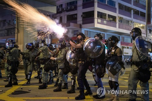 홍콩 경찰이 20일 카우룽에서 시위대에 최루탄을 쏘고 있다. [AFP=연합뉴스]