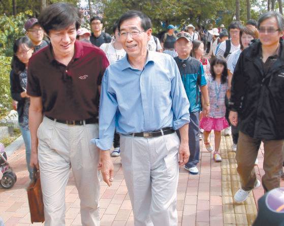 지난 2011년 서울시장 선거 당시 조국 후보자는 박원순 시장 만들기에 적극적으로 나섰다. 당시 남산 둘레길을 함께 걷는 모습(오른쪽 사진). [연합뉴스]