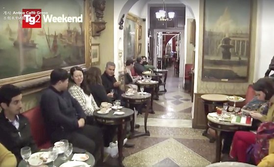 카페 그레코를 찾은 손님들이 커피를 마시고 있다. 영화 '로마의 휴일'에서 오드리 햅번이 젤라토를 먹던 스페인 계단 인근에 위치한다. [사진 그레코 페이스북]