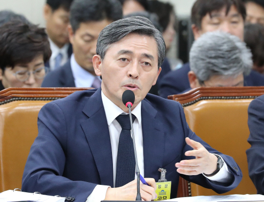 양승동 KBS 사장이 21일 열린 국회 과학기술정보방송통신위원회 국정감사에서 의원의 질의에 답변하고 있다.  연합뉴스