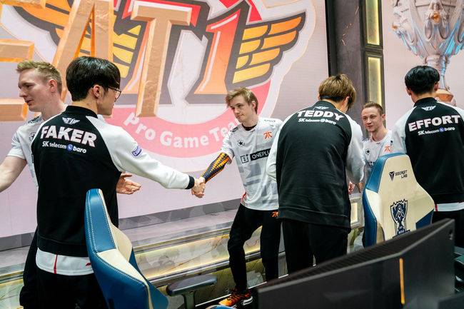 악수하고 있는 '페이커' 이상혁(왼쪽)과 '네메시스' 팀 리포프섹. /라이엇 게임즈 플리커.