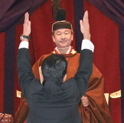 아베 신조 일본 총리가 22일 오후 도쿄 왕궁의 정전(正殿)인 마쓰노마(松の間)에서 열린 나루히토(德仁) 일왕의 즉위식에서 만세삼창을 하고 있다. 도쿄 교도=연합
