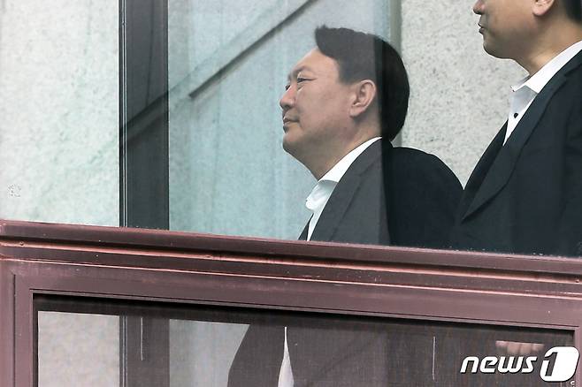 조국 전 법무부 장관의 배우자 정경심 교수의 영장실질심사를 하루 앞둔 지난 22일 윤석열 검찰총장이 점심식사를 하기 위해 서울 서초구 대검찰청 본관에서 별관으로 이동하고 있다. 2019.10.22/뉴스1 © News1 민경석 기자