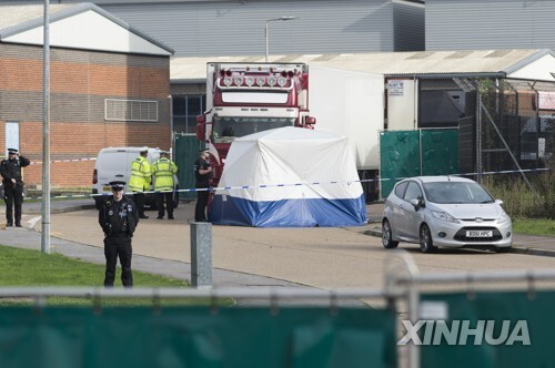 시신 39구가 발견된 화물트럭 컨테이너를 조사 중인 영국 경찰 [신화=연합뉴스]