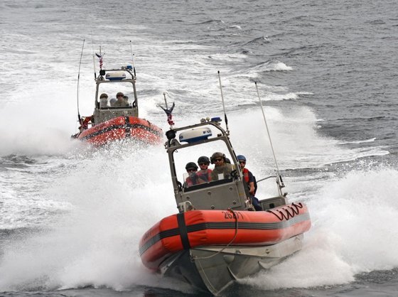 9월 24일 서해에서 미 해안경비대의 최정예 특수부대인 해양보안대응팀(MSRT) 대원들이 2대의 고속단정에 나눠타고 해상 선박 임검(VBSS) 훈련을 벌이고 있다. [사진 미 해안경비대]