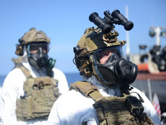 10월 10일 서해에서 미 해안경비대의 최정예 특수부대인 해양보안대응팀(MSRT) 대원들이 방호복을 입고 화생방(CBRN) 폭발물 처리 훈련을 하고 있다. [사진 미 해안경비대]