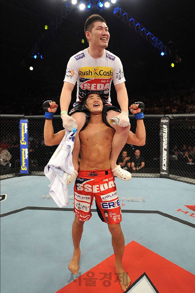 2017년 6월 에릭실바와의 UFC 웰터급 경기에서 승리한 김동현 선수가 양성훈 감독을 어깨에 태우고 있다. /사진=UFC공식홈페이지