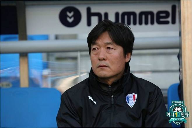이임생 수원 감독은 동갑내기 친구인 유상철 인천 감독의 투병 소식에 눈물을 감추지 못했다.(사진=한국프로축구연맹)