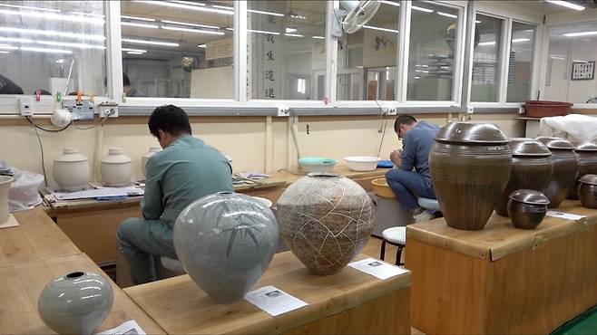 안양교도소는 교정 내 직업훈련을 통해 쇠퇴하는 도자 산업을 살리고 있다.