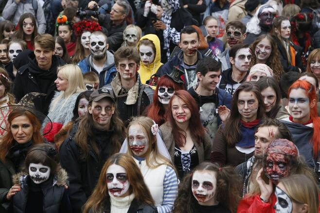 우크라이나 청소년들이 지난 26일(현지시간) 키예프에서 열린 핼러윈 좀비 퍼레이드에 참가하고 있다. [AP=연합뉴스]
