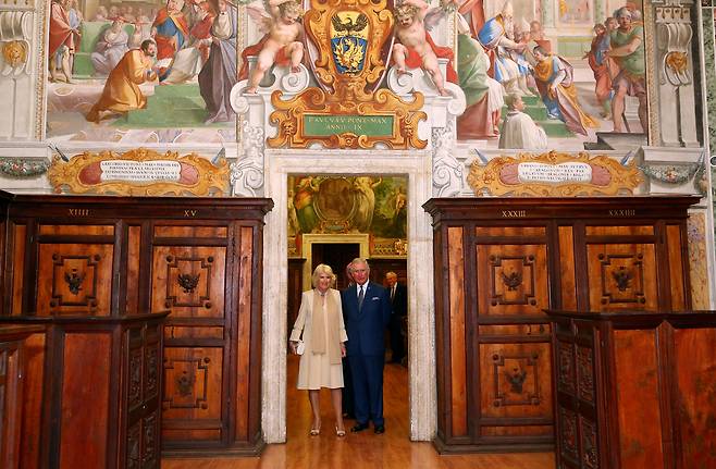 2017년 4월 ‘바티칸 비밀 문서고’로 알려진 교황청 부속 문서고를 영국 찰스 황태자 부부가 방문한 모습. 바타칸 로이터 자료사진