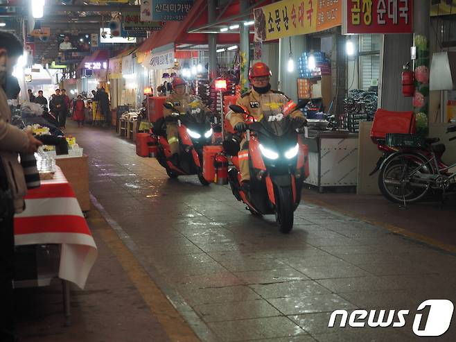 충북 오토바이 화재진압대 가동훈련 시연회. (충북도소방본부 제공) © News1