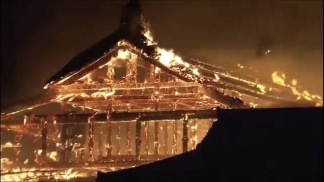 31일 뼈대만 앙상히 남은 슈리성 건물이 불에 타고 있다. [트위터]