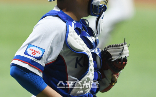 한국 야구대표팀 유니폼 오른 소매에는 일본어로 된 광고 패치가 부착돼 있다. 고척 | 김도훈기자 dica@sportsseoul.com