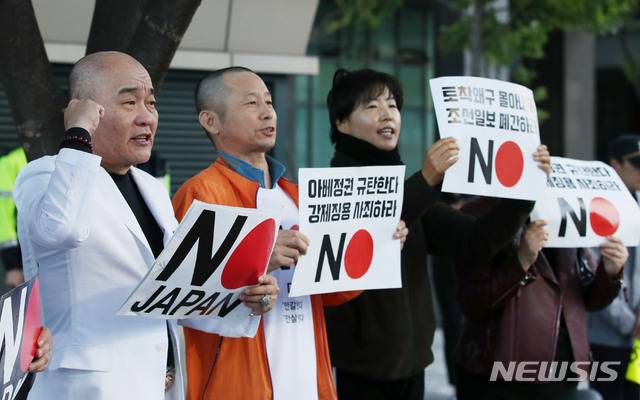 【서울=뉴시스】 박미소 기자 = 23일 오전 서울 종로구 일본대사관 앞에서 오천도(왼쪽) 애국국민연합 대표를 비롯한 참석자들이 지난 22일 오후 삭발을 한 후 열린 일본 불매운동 지속 촉구 기자회견에서 구호를 외치고 있다. 2019.09.23. misocamera@newsis.com
