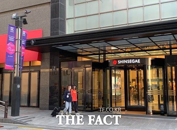 코리아세일페스타에 대해 모르는 고객들이 많아 홍보에 문제가 다시금 제기됐다. 1일 신세계백화점 본점 앞에 부착된 '대한민국 쓱데이' 홍보 현수막. /한예주 기자