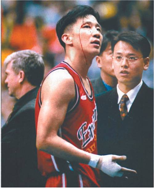 허재는 선수 시절이던 1997-98시즌 챔피언결정전에서 손목이 골절됐는데도 투혼을 발휘해 승부를 7차전까지 끌고갔다. [중앙포토][중앙포토]