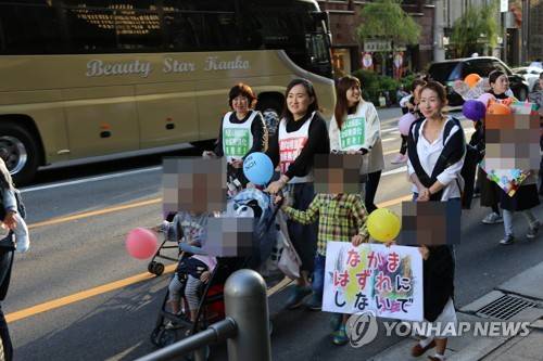 일본 재일조선인 차별 항의 집회에 등장한 유모차 부대 (도쿄=연합뉴스) 김병규 특파원 = 2일 일본 도쿄 도심에서 조선학교를 지원하는 전국 네트워크, 포럼 평화·인권·환경 등 단체들 주도로 일본 정부가 유아 교육·보육 무상화 대상에서 조선유치원을 제외한 것에 항의하는 거리 행진이 펼쳐지고 있다. 거리 행진에는 재일 조선인과 일본인 등 5천500명(주최측 추산)이 참가했는데, 유모차를 끌고 거리행진을 하는 사람들도 많이 눈에 띄었다. 2019.11.2 bkkim@yna.co.kr