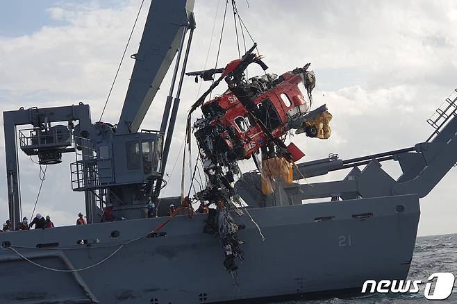 중앙119구조본부 소방헬기 추락 나흘째인 3일 오후 해양경찰청과 해군 등 수색당국이 독도 인근 사고 해역에서 해군 청해진함에서 추락한 소방헬기 동체를 인양하고 있다. (동해지방해양경찰청 제공) 2019.11.3/뉴스1 © News1 공정식 기자