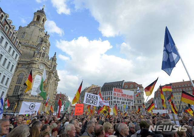 【드레스덴=AP/뉴시스】 독일 작센주의 주도인 드레스덴 시의회는 1일(ㅎ현지시간) '나치 비상사태'를 선포하고 나섰다. 드레스덴은 반(反)이슬람 극우단체인 '페기다(PEGIDA)'가 조직된 지역으로 오랫동안 극우 집단의 마지막 보루로 여겨졌다. 사진은 2018년 드레스덴에서 열린 페기다 반대 시위. 2019.11.03.