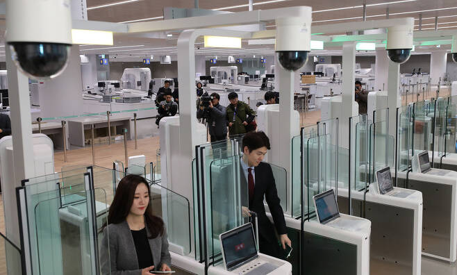 2017년 12월 인천공항 제2여객터미널에서 공항 관계자들이 자동출입국심사 시스템을 시연하고 있다. 연합뉴스