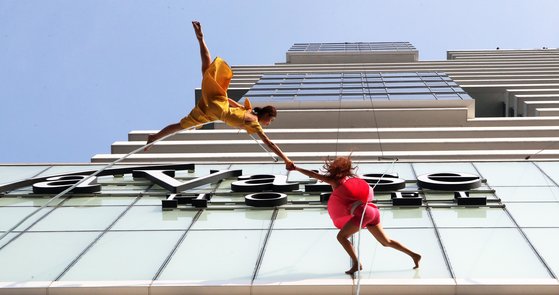 버티컬 댄스(Vertical Dance)는 등반 장비를 이용해 고층빌딩의 외벽이나 암벽, 자연을 무대로 몸을 통해 표현하는 예술장르다. 부산=송봉근 기자