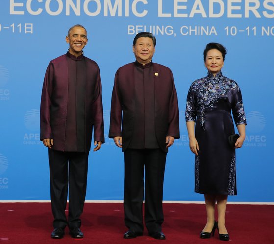 개량 한푸를 입은 오바마 미국 대통령이 지난 2014년 11월 10일 오후 2008년 베이징 올림픽 수영경기장인 '워터 큐브'에서 개최되는 베이징 APEC 갈라만찬에 참석해 시진핑 내외와 기념촬영을 하고 있다. [중앙포토]