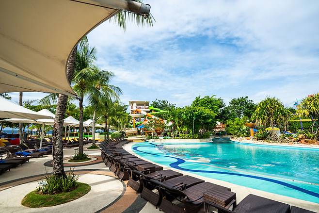 아미고와 함께 다양한 액티비티를 즐길 수 있는 비치 풀(Beach Pool) ⓒ제이파크 아일랜드 리조트