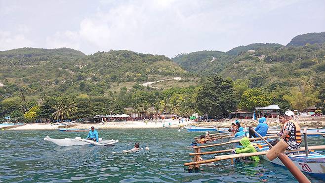 작은 배를 타기 때문에 구명조끼는 필수다