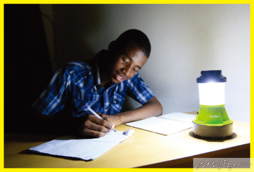 위러브유가 지원한 태양광 손전등으로 공부 중인 아이티 포르토프랭스 직업학교 재학생.