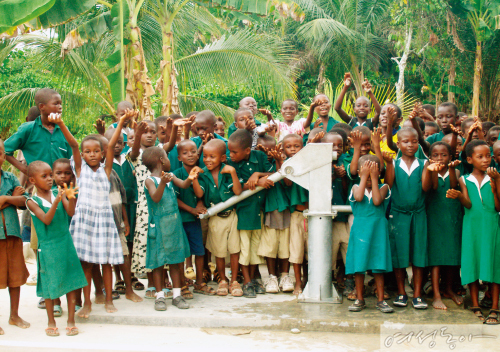 위러브유가 설치한 물펌프 앞에서 즐거워하는 가나 브레맨 코코소 마을 아이들.