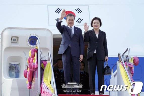 (서울=뉴스1) 민경석 기자 = 문재인 대통령 내외가 3일(현지시간) 아세안 관련 정상회의 참석차 태국 방콕 돈무앙 군공항에 도착해 환영인사들을 향해 손을 흔들고 있다.(청와대 페이스북) 2019.11.4/뉴스1 /사진=뉴스1화상