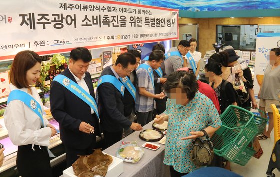 지난 7월 서울 이마트 성수점에서 '제주 1등광어 특별전' 행사가 열리고 있다.   제주에서 직접 공수한 1등급 광어를 할인가로 판매하는 행사였다. [연합뉴스]
