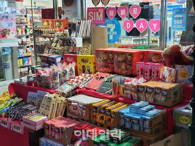지난 6일 서울시내 한 세븐일레븐 편의점 외부에 빼빼로데이 행사 제품들이 진열돼 있다. (사진=이성웅 기자)